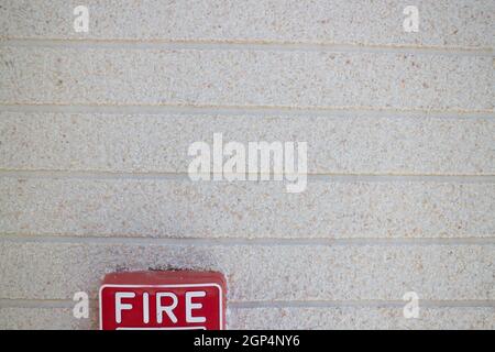 Feueralarm-Taste rot Quadrat Box Stil an der Wand befestigt, Stock Foto Stockfoto