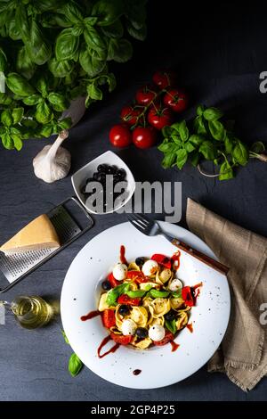 Rustikaler Tortellini Nudelsalat mit Mozzarella Stockfoto