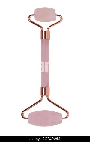 Gua Sha Massagegeräte. Nahaufnahme einer rosa Jade Gesichtswalze oder Schönheitswalze für bessere Durchblutung und Muskelaktivierung isoliert auf weiß. B Stockfoto