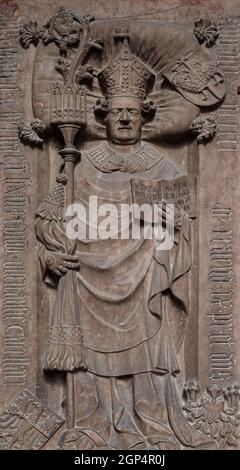 Eine Gedenktafel auf dem Portal der Kathedrale Santa Maria Assunta i San Cassiano in Brixen, Italien Stockfoto