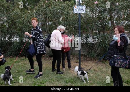 Toulouse, Frankreich. September 2021. Zwei Jahre nach dem Tod von Präsident Jacques Chirac eröffnete die Stadt Toulouse (Frankreich) eine Allee in seinem Namen. In Anwesenheit seiner Tochter Claude Chirac wurde am 28. September 2021 eine Gedenktafel enthüllt. Foto von Patrick Batard/ABACAPRESS.COM Quelle: Abaca Press/Alamy Live News Stockfoto