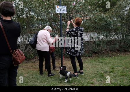 Toulouse, Frankreich. September 2021. Zwei Jahre nach dem Tod von Präsident Jacques Chirac eröffnete die Stadt Toulouse (Frankreich) eine Allee in seinem Namen. In Anwesenheit seiner Tochter Claude Chirac wurde am 28. September 2021 eine Gedenktafel enthüllt. Foto von Patrick Batard/ABACAPRESS.COM Quelle: Abaca Press/Alamy Live News Stockfoto