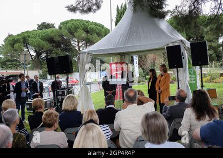 Toulouse, Frankreich. September 2021. Zwei Jahre nach dem Tod von Präsident Jacques Chirac eröffnete die Stadt Toulouse (Frankreich) eine Allee in seinem Namen. In Anwesenheit seiner Tochter Claude Chirac wurde am 28. September 2021 eine Gedenktafel enthüllt. Foto von Patrick Batard/ABACAPRESS.COM Quelle: Abaca Press/Alamy Live News Stockfoto