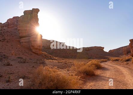 Wunderschöner Sonnenuntergang in der Charyn-Schlucht in der Nähe der Stadt Almaty, Kasachstan Stockfoto