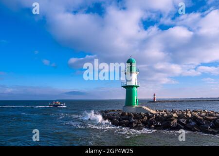 Blick auf die Mole in Warnemünde, Deutschland. Stockfoto