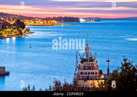 Zadar Archipel. Farbenfroher Sonnenuntergang in der Bucht von Kali auf der Insel Ugljan, Dalmatien Region von Kroatien Stockfoto