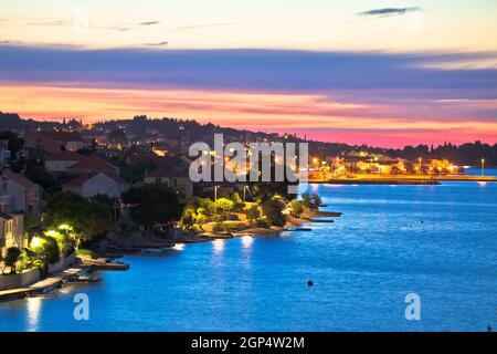 Goldener Sonnenuntergang auf Ugljan Insel Küste, Kali und Preko Dörfer, Dalmatien, Kroatien Stockfoto