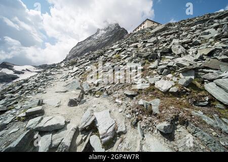 Die Hörnlihütte hoernli bei Zermatt in der Schweiz am Fusse des Matterhorns. Die Hütte bietet eine schöne Aussicht und liegt direkt am Fuße des Matterhorns Stockfoto