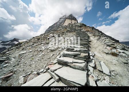 Die Hörnlihütte hoernli bei Zermatt in der Schweiz am Fusse des Matterhorns. Die Hütte bietet eine schöne Aussicht und liegt direkt am Fuße des Matterhorns Stockfoto