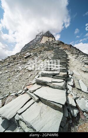 Die Hörnlihütte hoernli bei Zermatt in der Schweiz am Fusse des Matterhorns. Die Hütte bietet eine schöne Aussicht und liegt direkt am Fuße des Matterhorns Stockfoto