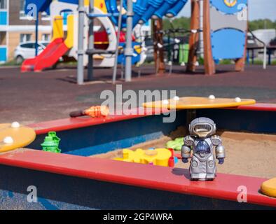 Spielzeug im Sandkasten auf dem Spielplatz Nahaufnahme mit verschwommenem Hintergrund Stockfoto