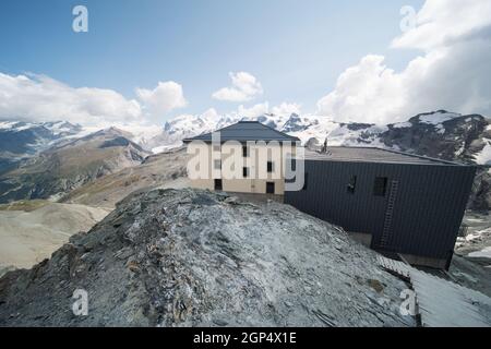 Die Hörnlihütte hoernli bei Zermatt in der Schweiz am Fusse des Matterhorns. Die Hütte bietet eine schöne Aussicht und liegt direkt am Fuße des Matterhorns Stockfoto