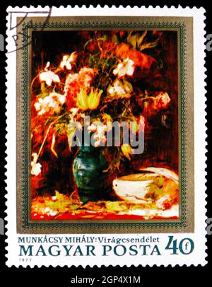 MOSKAU, RUSSLAND - 4. AUGUST 2021: In Ungarn gedruckte Briefmarke zeigt Blumen, von Mihaly Munkacsy, Gemäldeserie, um 1977 Stockfoto