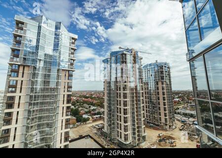 Luxus-Wohnhochhäuser mit verspiegelter Verglasung sind im Bau. Stockfoto