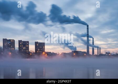 Rauch und Dampf aus den Kesselrohren in der Stadt. Stockfoto