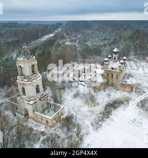 Eine alte verfallene orthodoxe Kirche. Winterschnee Stockfoto