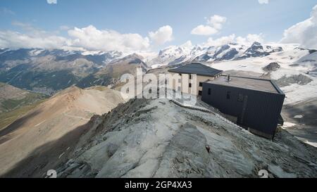 Die Hörnlihütte hoernli bei Zermatt in der Schweiz am Fusse des Matterhorns. Die Hütte bietet eine schöne Aussicht und liegt direkt am Fuße des Matterhorns Stockfoto