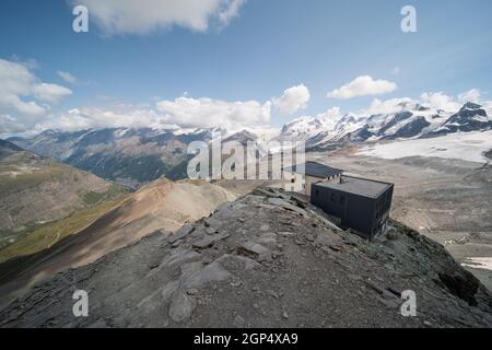 Die Hörnlihütte hoernli bei Zermatt in der Schweiz am Fusse des Matterhorns. Die Hütte bietet eine schöne Aussicht und liegt direkt am Fuße des Matterhorns Stockfoto