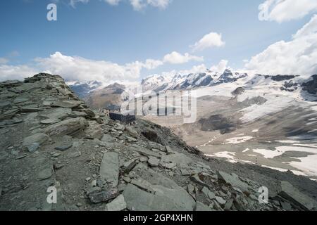 Die Hörnlihütte hoernli bei Zermatt in der Schweiz am Fusse des Matterhorns. Die Hütte bietet eine schöne Aussicht und liegt direkt am Fuße des Matterhorns Stockfoto