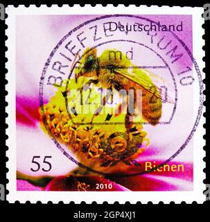 MOSKAU, RUSSLAND - 4. AUGUST 2021: Die in Deutschland gedruckte Briefmarke zeigt Honey Bee (APIs mellifica), um 2010 Stockfoto