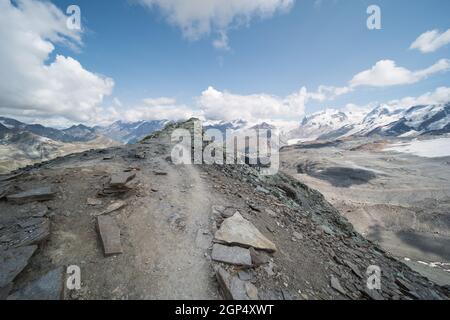 Die Hörnlihütte hoernli bei Zermatt in der Schweiz am Fusse des Matterhorns. Die Hütte bietet eine schöne Aussicht und liegt direkt am Fuße des Matterhorns Stockfoto