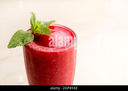 Cocktails, Smoothies und Getränke in verschiedenen Gläsern auf weißem Hintergrund. Freier Platz für Text und Logo. Alkoholische und alkoholfreie Cocktails für die Stockfoto