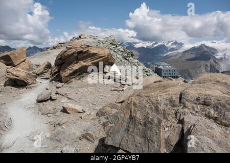 Die Hörnlihütte hoernli bei Zermatt in der Schweiz am Fusse des Matterhorns. Die Hütte bietet eine schöne Aussicht und liegt direkt am Fuße des Matterhorns Stockfoto