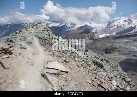 Die Hörnlihütte hoernli bei Zermatt in der Schweiz am Fusse des Matterhorns. Die Hütte bietet eine schöne Aussicht und liegt direkt am Fuße des Matterhorns Stockfoto