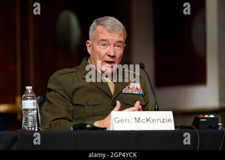 General Kenneth McKenzie, Kommandant des Central Command der Vereinigten Staaten, spricht während einer Anhörung des Armed Services Committee des Senats über den Abschluss von Militäroperationen in Afghanistan und die Pläne für zukünftige Terrorismusbekämpfungsoperationen am Dienstag, den 28. September 2021, auf dem Capitol Hill in Washington. Kredit: Patrick Semansky/Pool über CNP Stockfoto