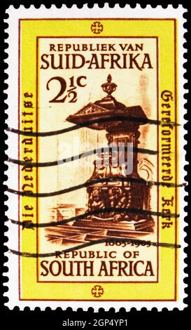 MOSKAU, RUSSLAND - 4. AUGUST 2021: Die in Südafrika gedruckte Briefmarke zeigt den 3. Cent der holländisch-reformierten Kirche - Pulpit, Serie, um 1965 Stockfoto