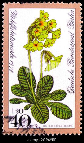 MOSKAU, RUSSLAND - 4. AUGUST 2021: Briefmarke gedruckt in Deutschland, Berlin, zeigt Oxlip (Primula elatior), Welfare: Waldblumen Serie, um 1978 Stockfoto