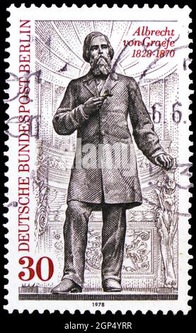 MOSKAU, RUSSLAND - 4. AUGUST 2021: Briefmarke gedruckt in Deutschland, Berlin, zeigt Albrecht von Graefe (medizinischer Pionier), Serie, um 1978 Stockfoto