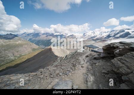 Die Hörnlihütte hoernli bei Zermatt in der Schweiz am Fusse des Matterhorns. Die Hütte bietet eine schöne Aussicht und liegt direkt am Fuße des Matterhorns Stockfoto