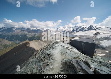 Die Hörnlihütte hoernli bei Zermatt in der Schweiz am Fusse des Matterhorns. Die Hütte bietet eine schöne Aussicht und liegt direkt am Fuße des Matterhorns Stockfoto