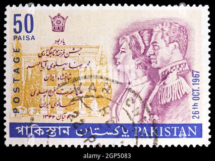 MOSKAU, RUSSLAND - 4. AUGUST 2021: Die in Pakistan gedruckte Briefmarke zeigt das Porträt des Königs und der Königin, Krönung des Schahs der Iran-Serie, um 1967 Stockfoto