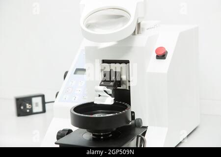 Leistungsstarkes Mikroskop für die Biotechnologie. Forschung auf dem Gebiet der Pharmazie und Kosmetologie. Ausrüstung für wissenschaftliche Experimente. Elektronenmikroskope Stockfoto