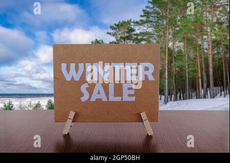 Winterverkauf Text auf Karte auf dem Tisch mit Winterlandschaft. Stockfoto