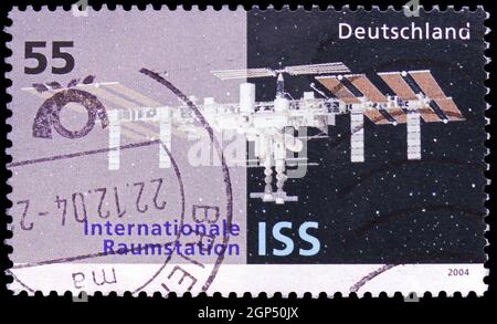 MOSKAU, RUSSLAND - 4. AUGUST 2021: In Deutschland gedruckte Briefmarke zeigt ISS-Raumstation, um 2004 Stockfoto