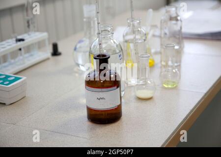 Medizinisches Labor. Testen neuer Medikamente. Forschung auf dem Gebiet der Biotechnologie. Biologische Waffen. Stockfoto