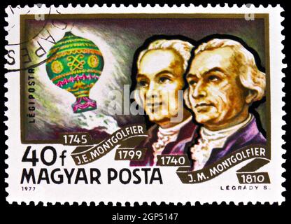 MOSKAU, RUSSLAND - 4. AUGUST 2021: Die in Ungarn gedruckte Briefmarke zeigt die Gebrüder Montgolfier, History of Airships Serie, um 1977 Stockfoto