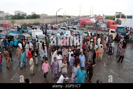 Pakistan. 28 2021. September: Die Einwohner von Lyari blockieren die Straße, während sie eine Protestdemonstration gegen eine längere Stromausladung und Überlastung in ihrem Gebiet durch K- Electric veranstalten, die von Jamat-e-Islami (JI) organisiert wurde und am Dienstag, den 28. September 2021, an der Maripur Straße in Karachi stattfand. Kredit: Asianet-Pakistan/Alamy Live Nachrichten Stockfoto