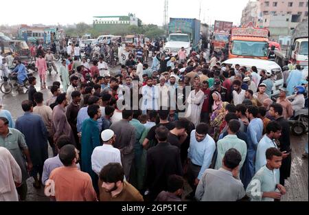 Pakistan. 28 2021. September: Die Einwohner von Lyari blockieren die Straße, während sie eine Protestdemonstration gegen eine längere Stromausladung und Überlastung in ihrem Gebiet durch K- Electric veranstalten, die von Jamat-e-Islami (JI) organisiert wurde und am Dienstag, den 28. September 2021, an der Maripur Straße in Karachi stattfand. Kredit: Asianet-Pakistan/Alamy Live Nachrichten Stockfoto