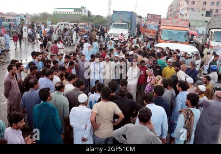 Pakistan. 28 2021. September: Die Einwohner von Lyari blockieren die Straße, während sie eine Protestdemonstration gegen eine längere Stromausladung und Überlastung in ihrem Gebiet durch K- Electric veranstalten, die von Jamat-e-Islami (JI) organisiert wurde und am Dienstag, den 28. September 2021, an der Maripur Straße in Karachi stattfand. Kredit: Asianet-Pakistan/Alamy Live Nachrichten Stockfoto