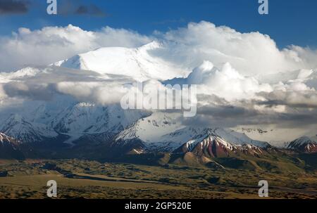 Panoramablick auf den Lenin-Gipfel von Alay Range - Kirgisisch Pamir Berge - Kirgisistan und Tadschikistan Grenze- Zentralasien "Dach Der Welt“ Stockfoto