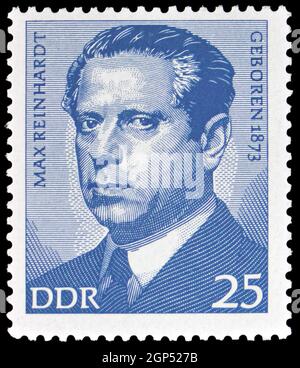 MOSKAU, RUSSLAND - 5. AUGUST 2021: Die in Deutschland gedruckte Briefmarke zeigt Max Reinhardt (1873-1943), berühmte Personalities-Serie, um 1973 Stockfoto