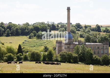 Blick auf Bliss Mill in Chipping Norton mit Viehweiden auf den Hügeln in West Oxfordshire in Großbritannien Stockfoto