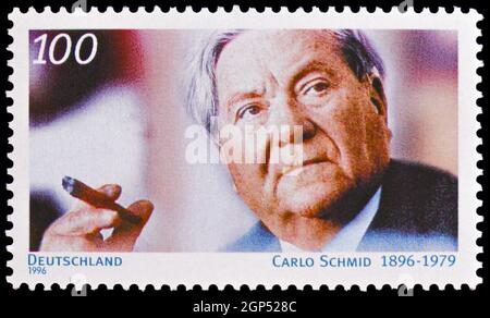 MOSKAU, RUSSLAND - 5. AUGUST 2021: In Deutschland gedruckte Briefmarke zeigt Carlo Schmid (1896-1979), Rechtsanwalt und Politiker, Serie, um 1996 Stockfoto