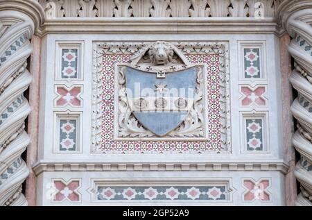 Wappen von prominenten Familien, die an der Fassade beigetragen., Portal von Cattedrale di Santa Maria del Fiore (Kathedrale der Heiligen Maria der Flo Stockfoto