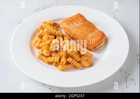 Portion Biskuitpaste mit Garnelen und Lachsfilet Stockfoto