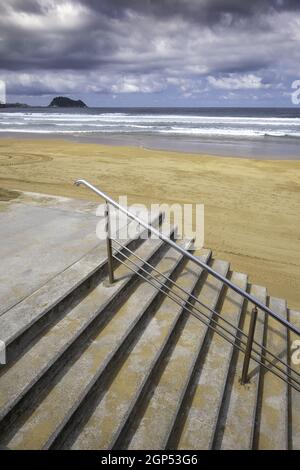 Detail des Fußgängerzugangs zum Strand im Sommer Stockfoto